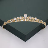 Hieno kultainen tiara