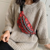 Käärmeennahkainen vyölaukku