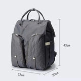 Laajennettava hoitolaukku sängyllä