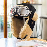 Lentäjätyylinen karvahattu Lasien kanssa