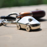 Miniatyyri auton avaimenperä