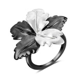 Musta ja valkoinen kukka sormus