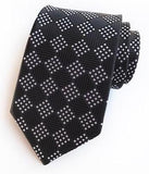 Mustavalkoinen ruudullinen solmio