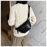 Pieni musta nahkainen vyölaukku naisille Musta