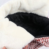 Pinkki ja valkoinen karvalakki