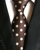 Ruskea solmio valkoisilla pilkuilla