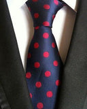 Sininen solmio punaisilla pilkuilla