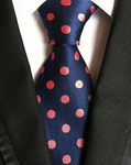 Sininen solmio vaaleanpunaisilla pilkuilla