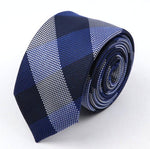 Tummansininen ruudullinen solmio